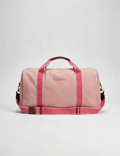 The höhen One pink bag with fuchsia straps and Höhen logo, front view on white background, women’s gym and travel bag.