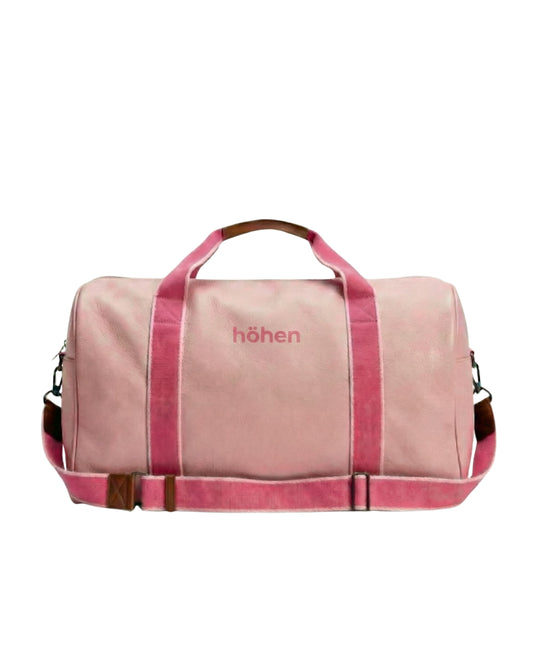 The höhen One pink bag with fuchsia straps and Höhen logo, front view on white background, women’s gym and travel bag.