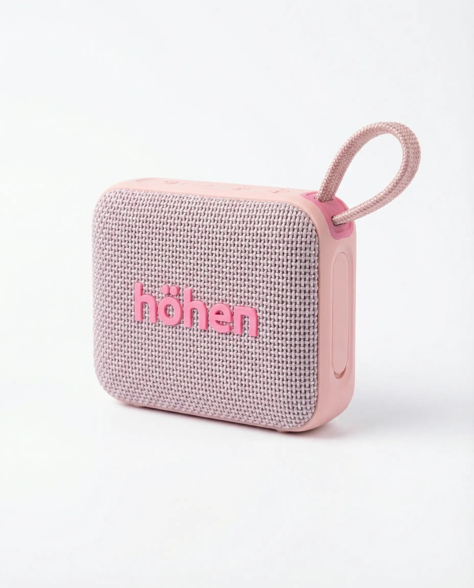 Vista lateral del parlante portátil Höhen Move con logo en relieve y rejilla de tela resistente.